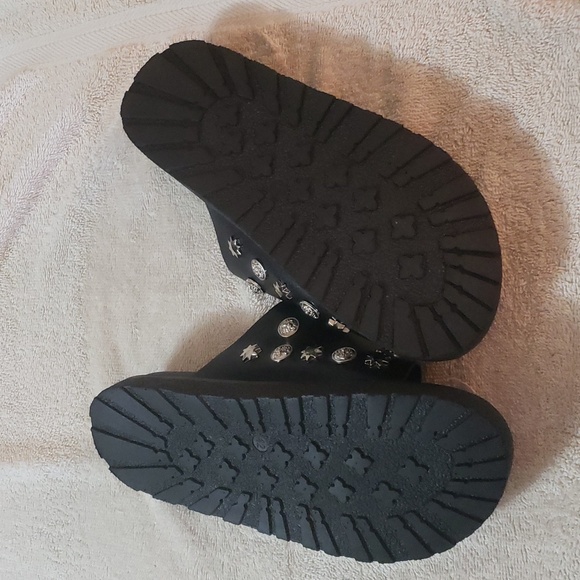 Buckle Slides - Picture 3 of 5